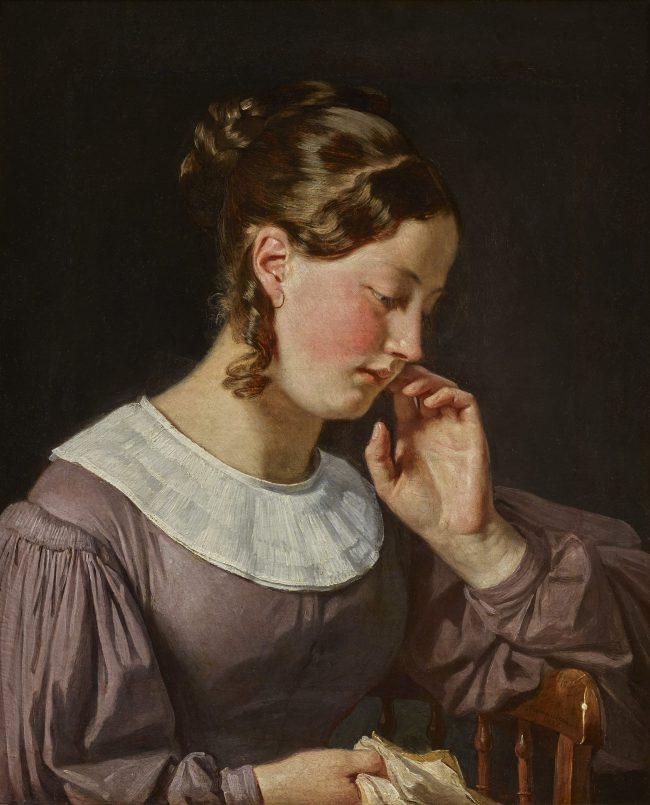 Portrait d'une jeune femme lisant un livre