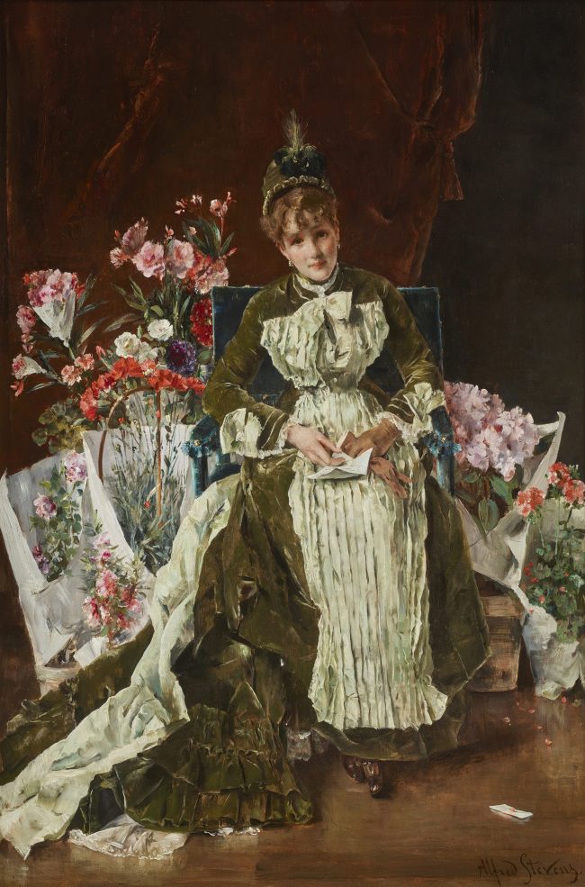 Portrait d'une femme en robe entourée de fleurs