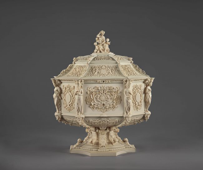 Coffre en ivoire vu de face